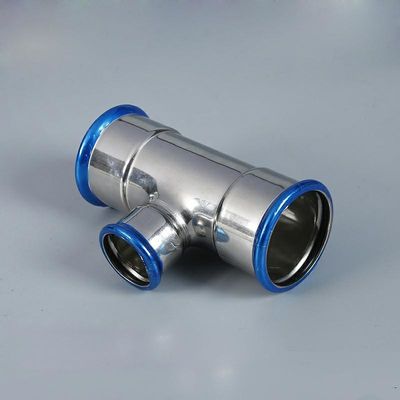 Nicheli gli ss bianchi collocano sul tee DN15 adattantesi che lucida l'accessorio per tubi di forma di T