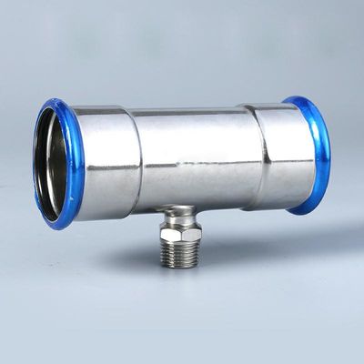 Nicheli gli ss bianchi collocano sul tee DN15 adattantesi che lucida l'accessorio per tubi di forma di T