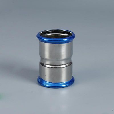 Nicheli gli ss bianchi collocano sul tee DN15 adattantesi che lucida l'accessorio per tubi di forma di T